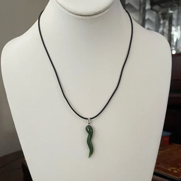 High quality natural spinach green nephrite jade horn pendant & black cord chain - Picture 5 of 6